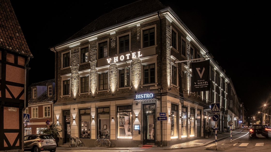 V_Hotel_Exterior_Night